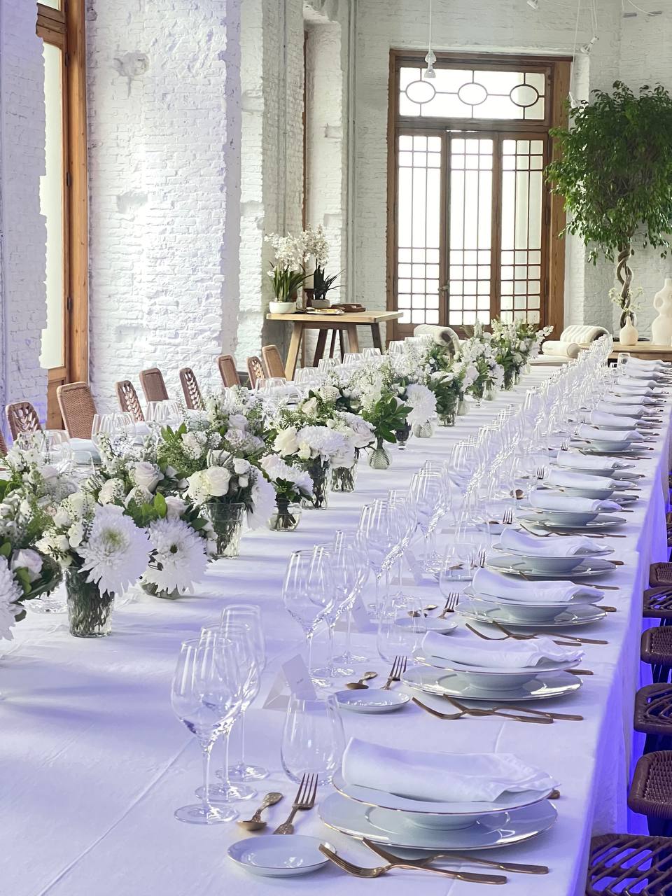 Mesa de evento con flores blancas